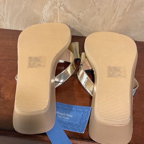 Simply Vera Vera Wang Gold Sandals with Metallic Shine NWT, Size 7/8 - Picture 6 of 6
